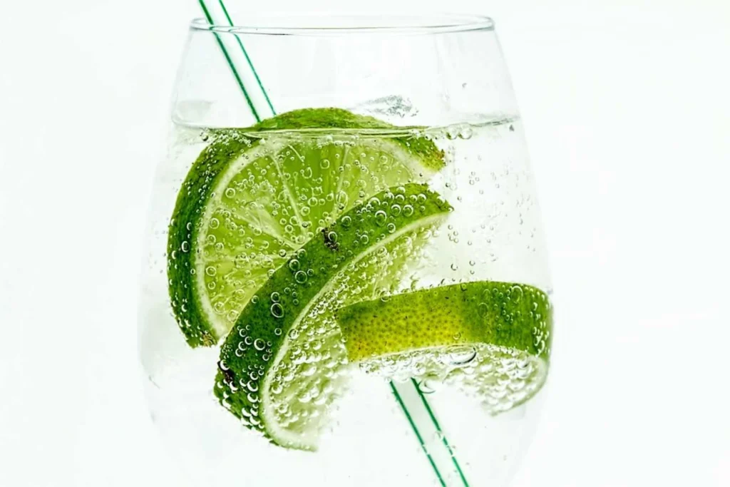 verre d'eau avec citron