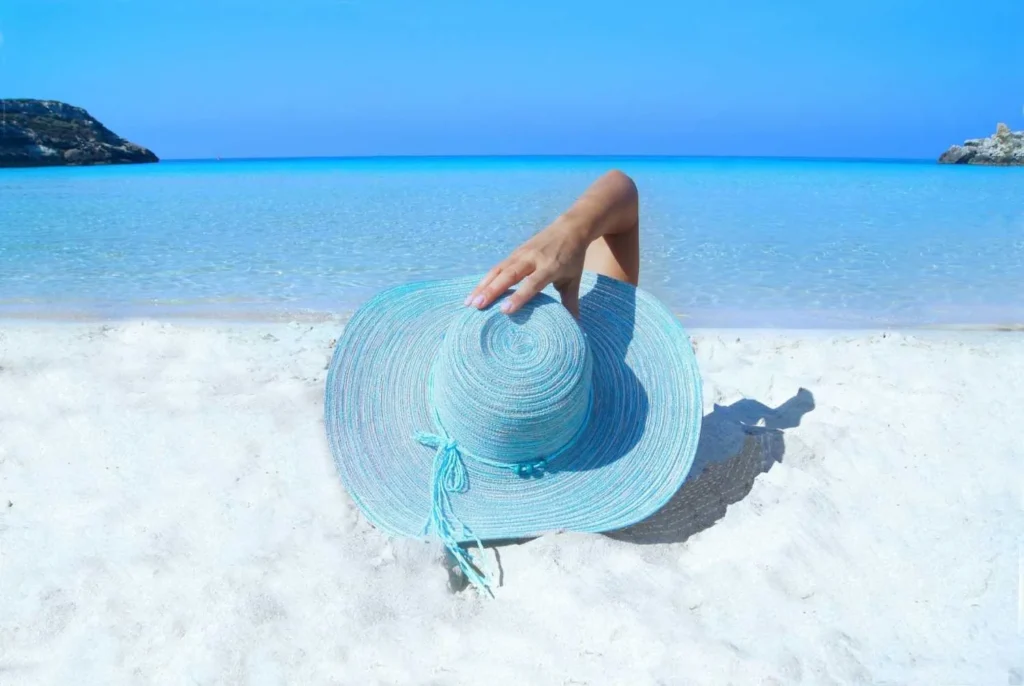 chapeau bleu sur plage